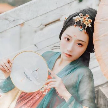 紅妝典雅帶傘團(tuán)扇女生頭像，唯美古風(fēng)真人頭像