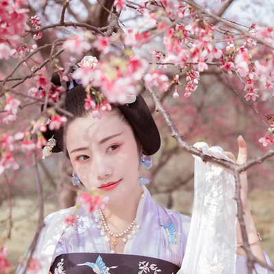 櫻花樹下粉色佳人女生頭像，唯美古風(fēng)真人頭像
