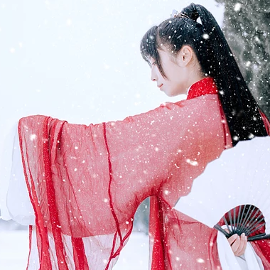 初雪紅衣俠客女生頭像，唯美古風(fēng)真人頭像