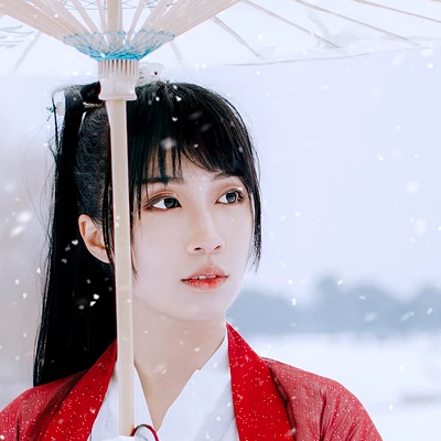 初雪紅衣俠客女生頭像，唯美古風(fēng)真人頭像
