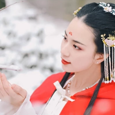 寒雪紅披風(fēng)女生頭像，唯美古風(fēng)真人頭像