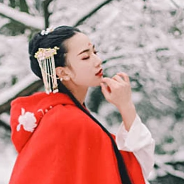 寒雪紅披風(fēng)女生頭像，唯美古風(fēng)真人頭像