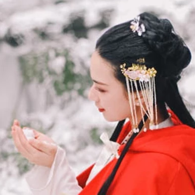 寒雪紅披風(fēng)女生頭像，唯美古風(fēng)真人頭像