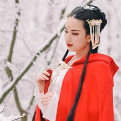 寒雪紅披風(fēng)女生頭像，唯美古風(fēng)真人頭像