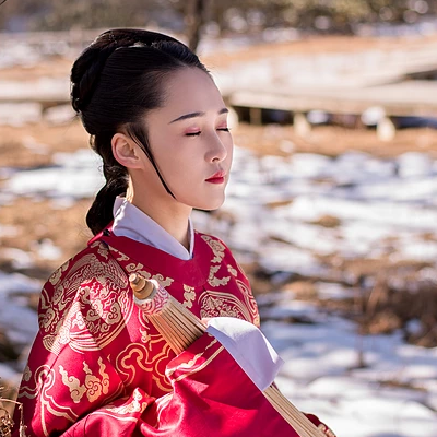 古典紅衣帶傘女生頭像，唯美古風(fēng)真人頭像