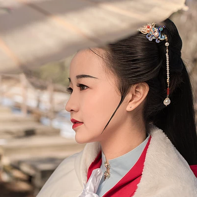 古典紅衣帶傘女生頭像，唯美古風(fēng)真人頭像