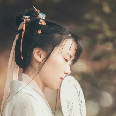 淡雅清新文藝帶團扇女生頭像，唯美古風頭像