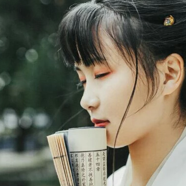 淡雅清新文藝帶團扇女生頭像，唯美古風頭像