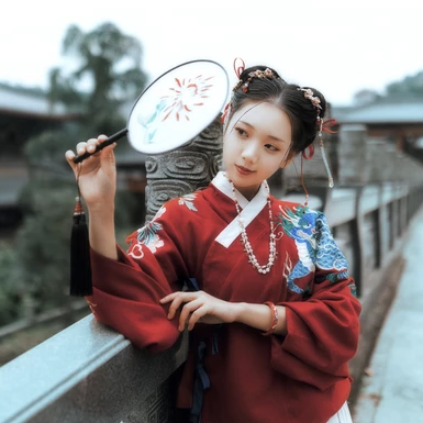 古典紅衣漢服帶團(tuán)扇女生頭像，唯美古風(fēng)頭像