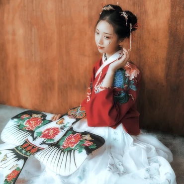 古典紅衣漢服帶團(tuán)扇女生頭像，唯美古風(fēng)頭像
