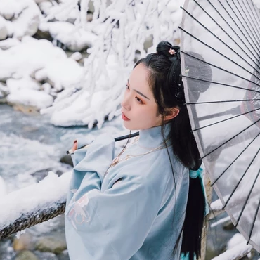 雪地清新閨蜜帶傘頭像，唯美古風(fēng)真人頭像