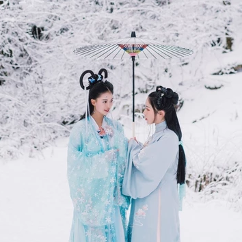 雪地清新閨蜜帶傘頭像，唯美古風(fēng)真人頭像