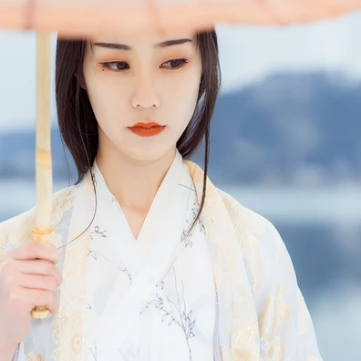 江山雪地帶傘女生頭像，唯美古風(fēng)真人頭像