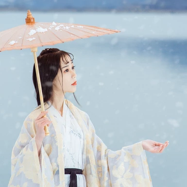 江山雪地帶傘女生頭像，唯美古風(fēng)真人頭像