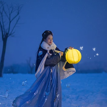 月夜下提燈女生頭像，唯美古風真人頭像