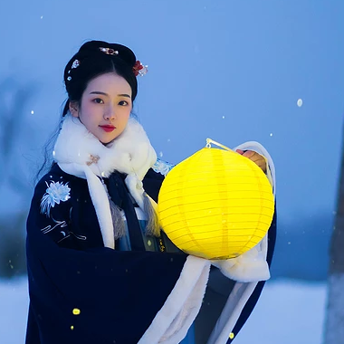 月夜下提燈女生頭像，唯美古風真人頭像