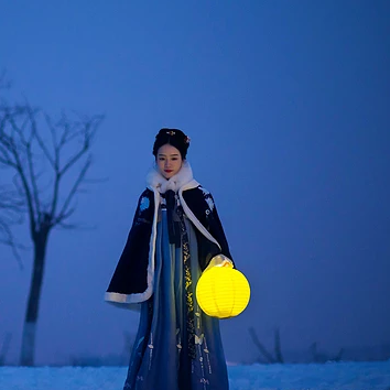 月夜下提燈女生頭像，唯美古風真人頭像