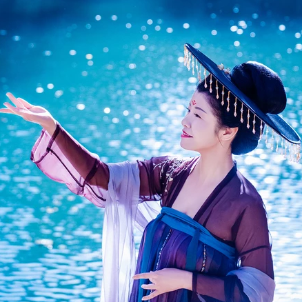 波光秋色帶古琴女生頭像，唯美古風(fēng)真人頭像