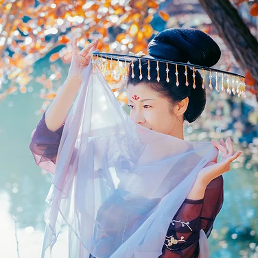 波光秋色帶古琴女生頭像，唯美古風(fēng)真人頭像