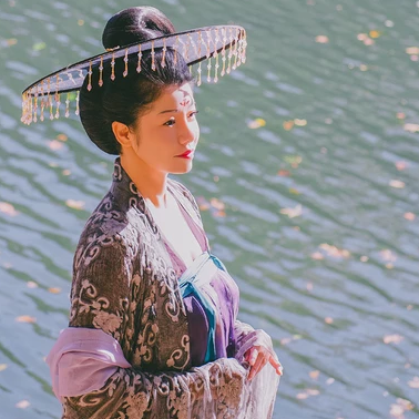 波光秋色帶古琴女生頭像，唯美古風(fēng)真人頭像