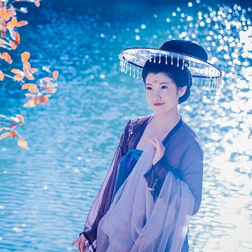 波光秋色帶古琴女生頭像，唯美古風(fēng)真人頭像