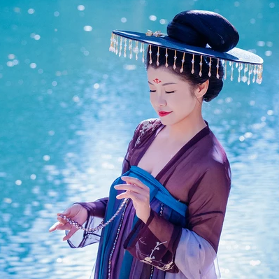 波光秋色帶古琴女生頭像，唯美古風(fēng)真人頭像