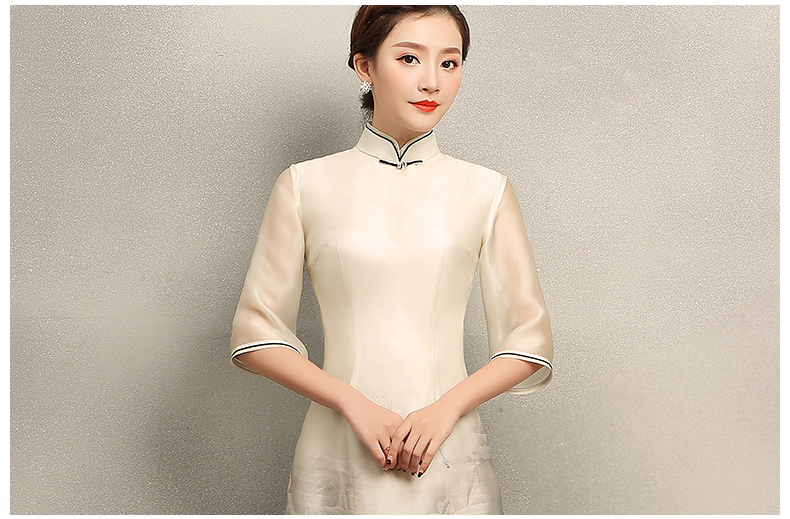 水墨荷花印花旗袍，淡雅米白色中式旗袍裙