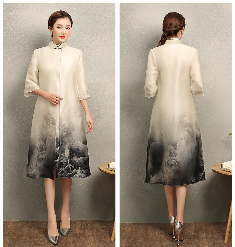 水墨荷花印花旗袍，淡雅米白色中式旗袍裙