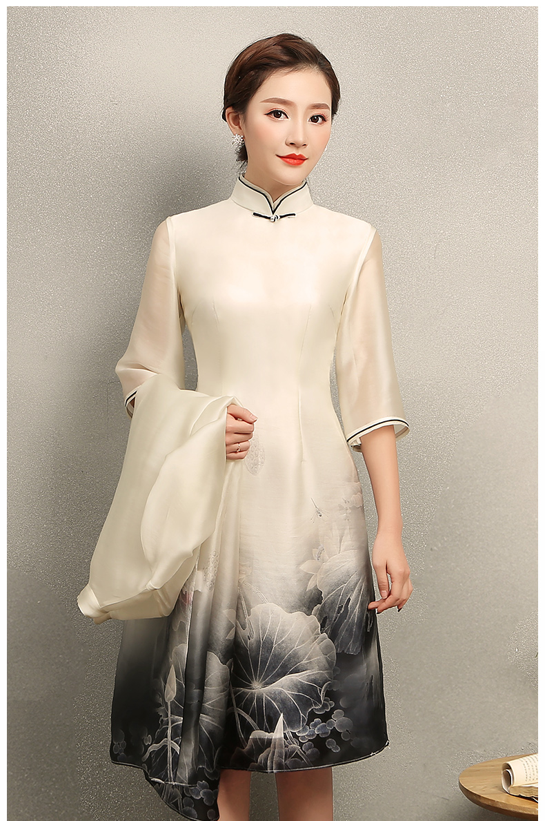 水墨荷花印花旗袍，淡雅米白色中式旗袍裙