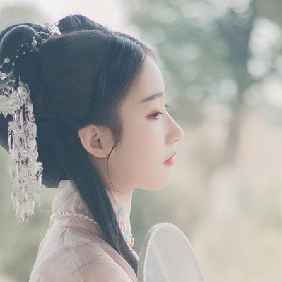 粉衣帶團扇女生頭像，淡雅唯美古風真人頭像