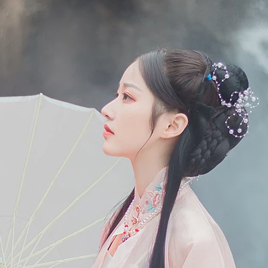 粉衣帶團扇女生頭像，淡雅唯美古風真人頭像