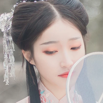 粉衣帶團扇女生頭像，淡雅唯美古風真人頭像