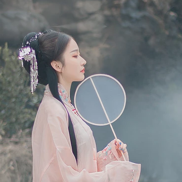 粉衣帶團扇女生頭像，淡雅唯美古風真人頭像