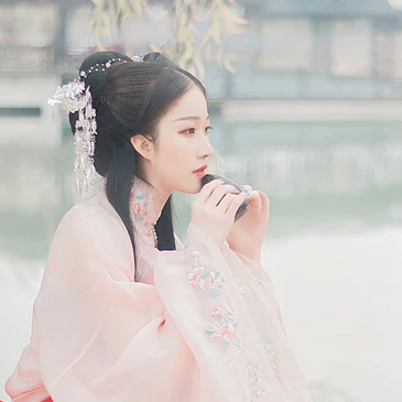 粉衣帶團扇女生頭像，淡雅唯美古風真人頭像