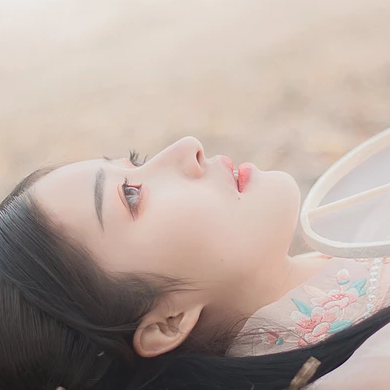 粉衣帶團扇女生頭像，淡雅唯美古風真人頭像