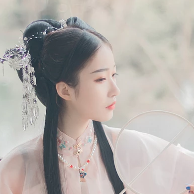 粉衣帶團扇女生頭像，淡雅唯美古風真人頭像