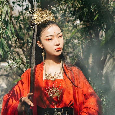 紅衣帶兵器女生頭像，唯美古風(fēng)真人頭像