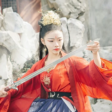紅衣帶兵器女生頭像，唯美古風(fēng)真人頭像