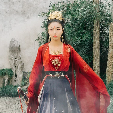 紅衣帶兵器女生頭像，唯美古風(fēng)真人頭像