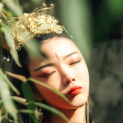 紅衣帶兵器女生頭像，唯美古風(fēng)真人頭像