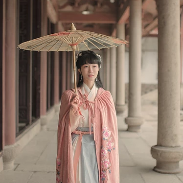 清新帶傘粉色披風女生頭像，唯美古風頭像