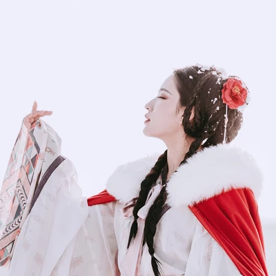 風雪中紅披風女生頭像，唯美古風真人頭像