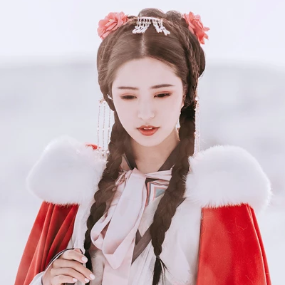 風雪中紅披風女生頭像，唯美古風真人頭像