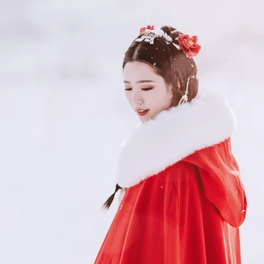 風雪中紅披風女生頭像，唯美古風真人頭像