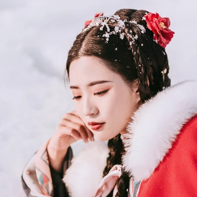 風雪中紅披風女生頭像，唯美古風真人頭像