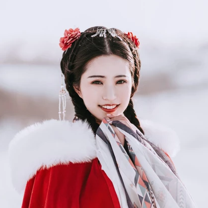 風雪中紅披風女生頭像，唯美古風真人頭像