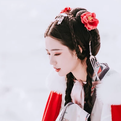 風雪中紅披風女生頭像，唯美古風真人頭像