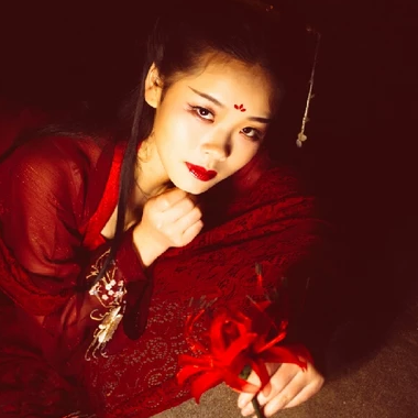 夜晚彼岸花紅衣女生頭像，唯美古風真人頭像