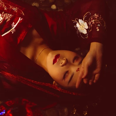 夜晚彼岸花紅衣女生頭像，唯美古風真人頭像