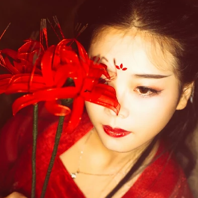 夜晚彼岸花紅衣女生頭像，唯美古風真人頭像